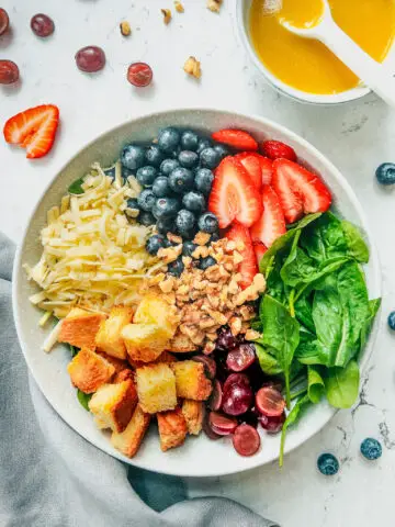 Spinach and fruit salad with walnuts - family meals