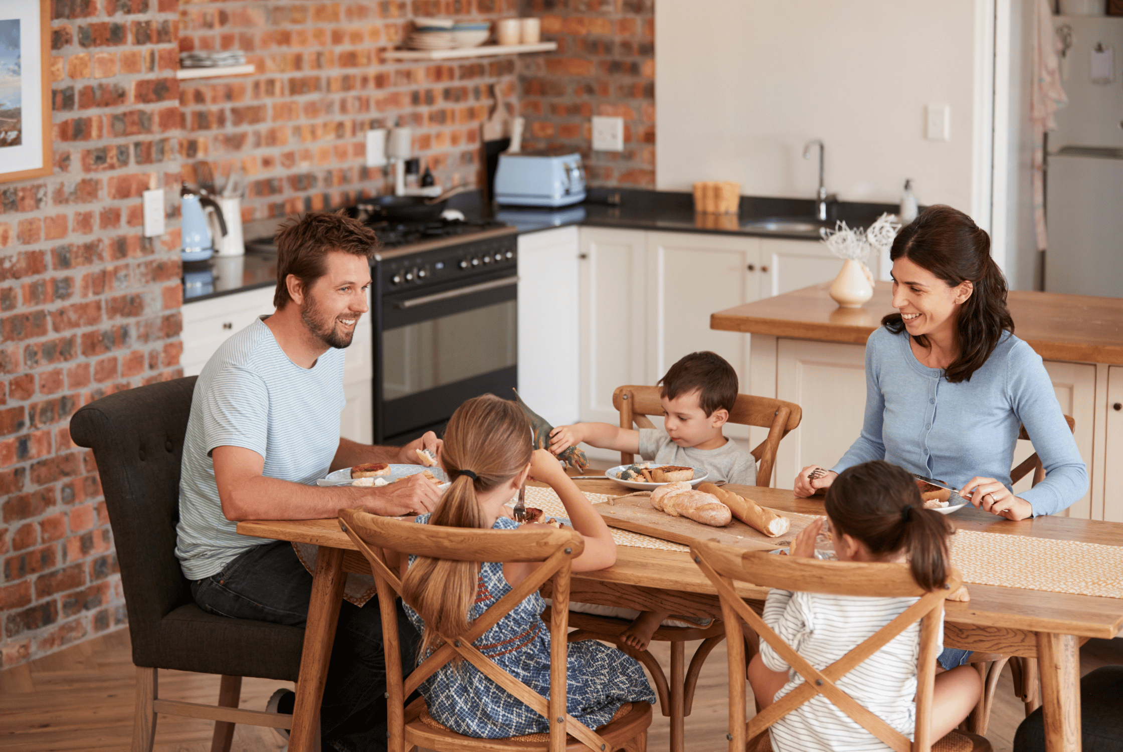 Eating family meals together with young children