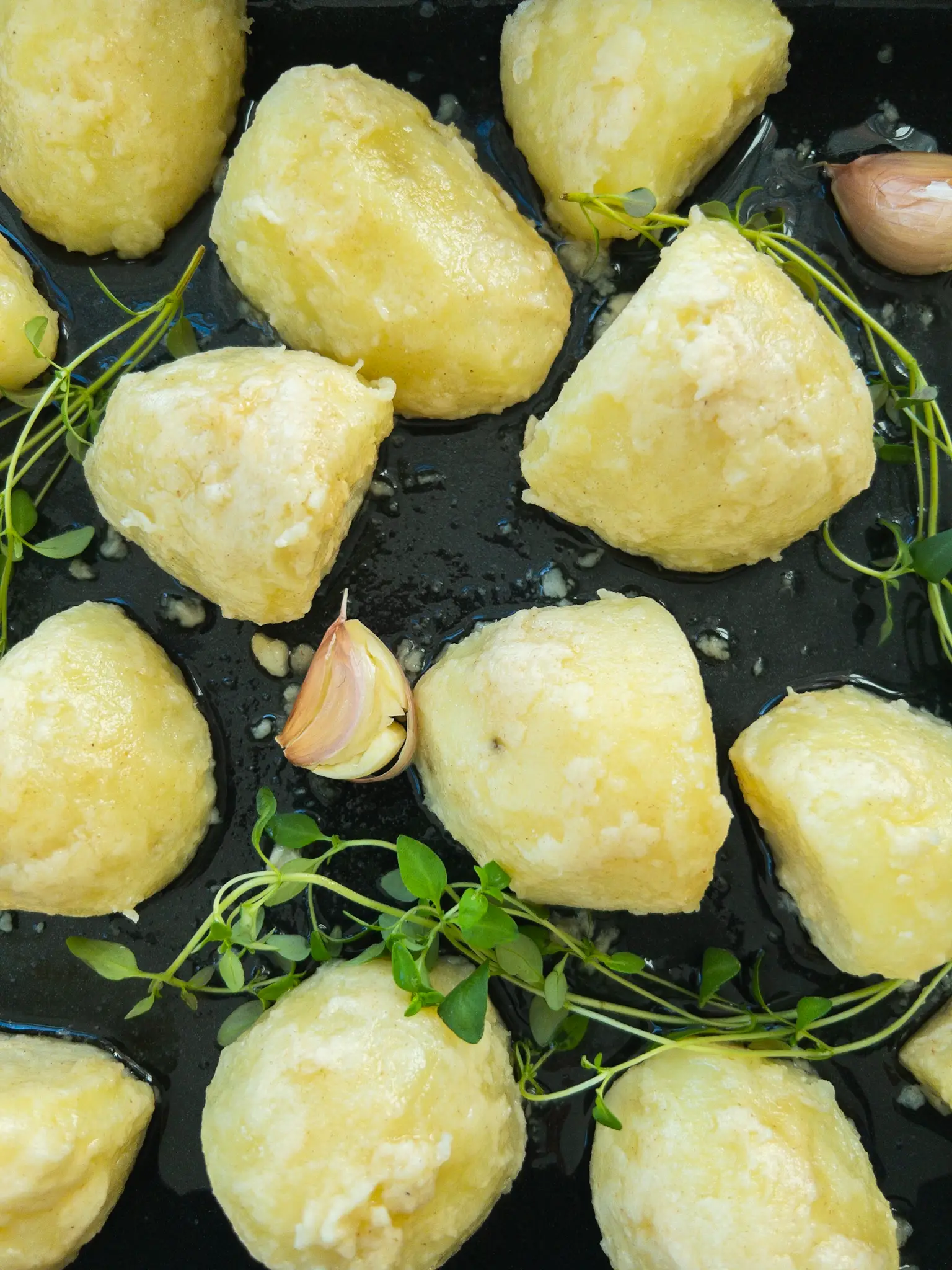 Roast potatoes with thyme and garlic