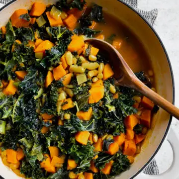 Kale and bean stew with spices