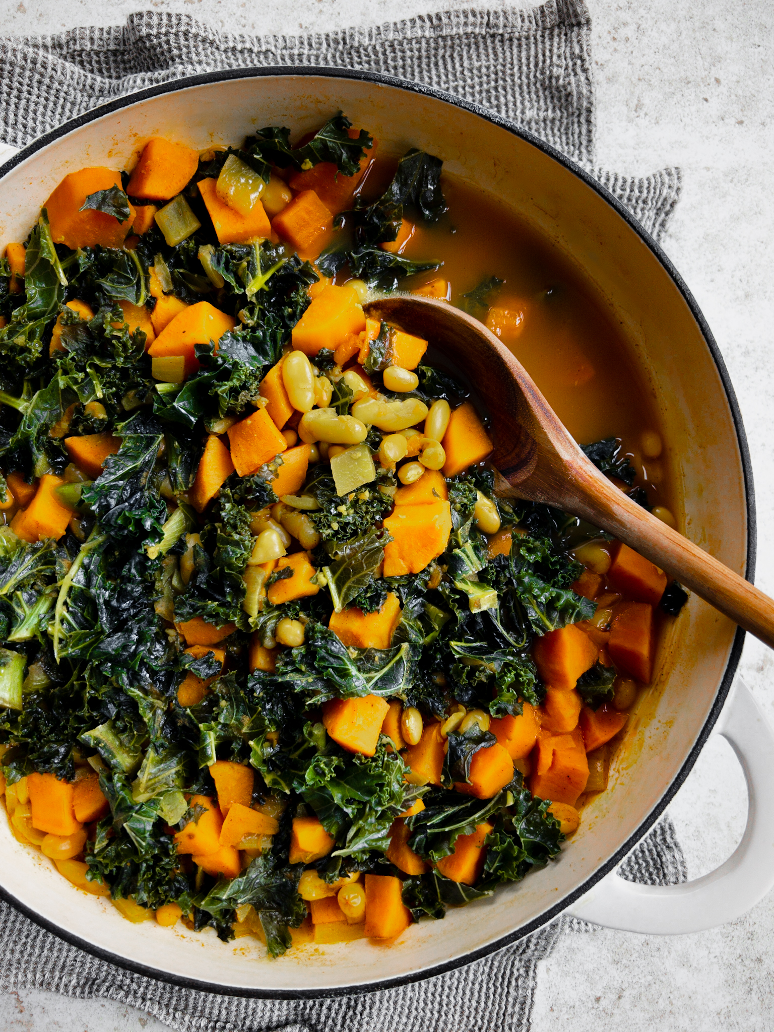 Kale and bean stew with spices