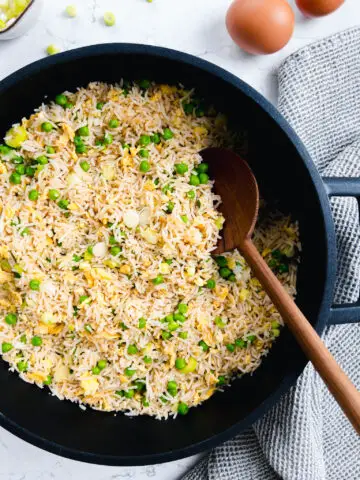 Egg fried rice with peas