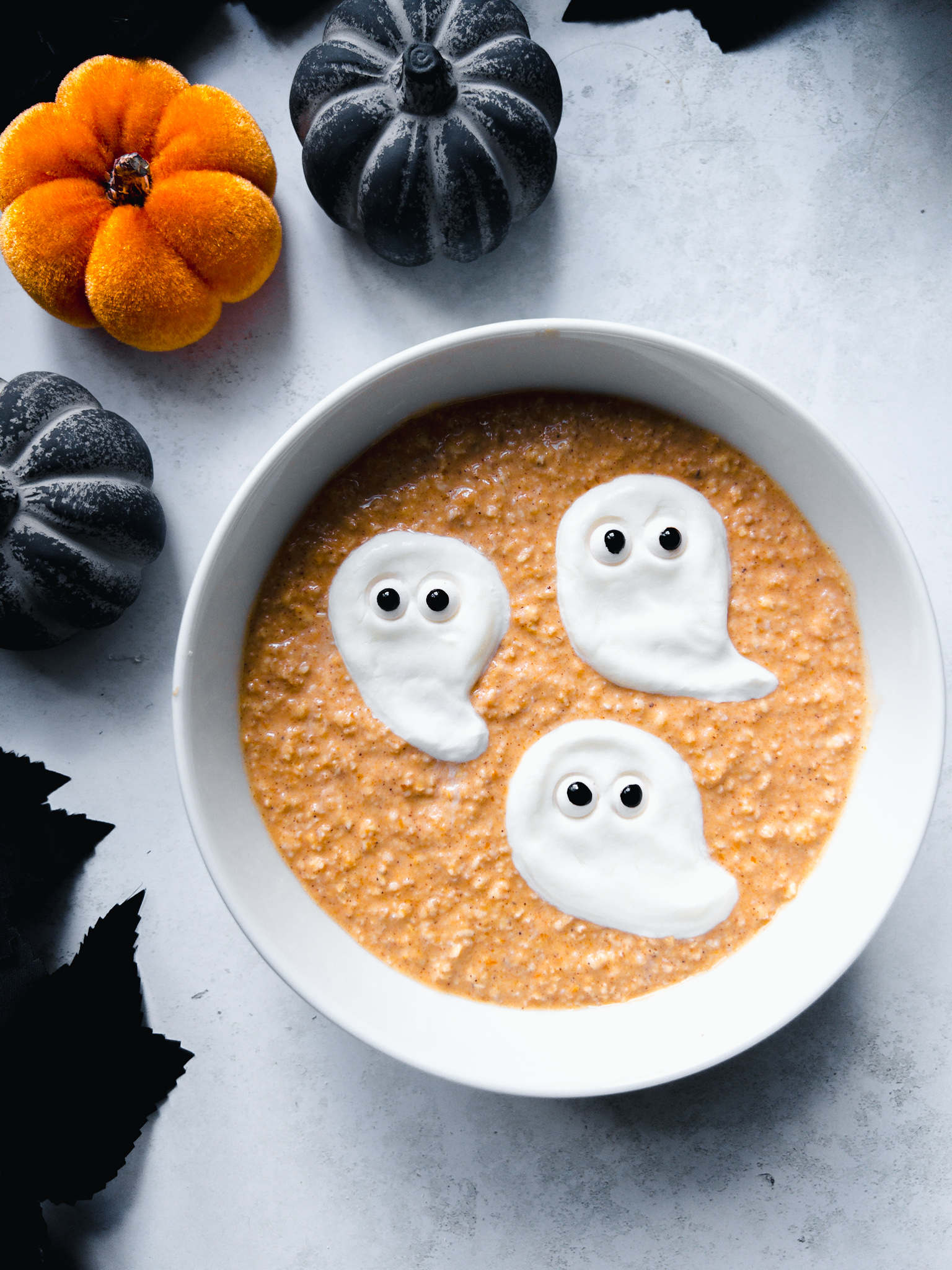 Halloween Overnight Oats - with yogurt ghosts 