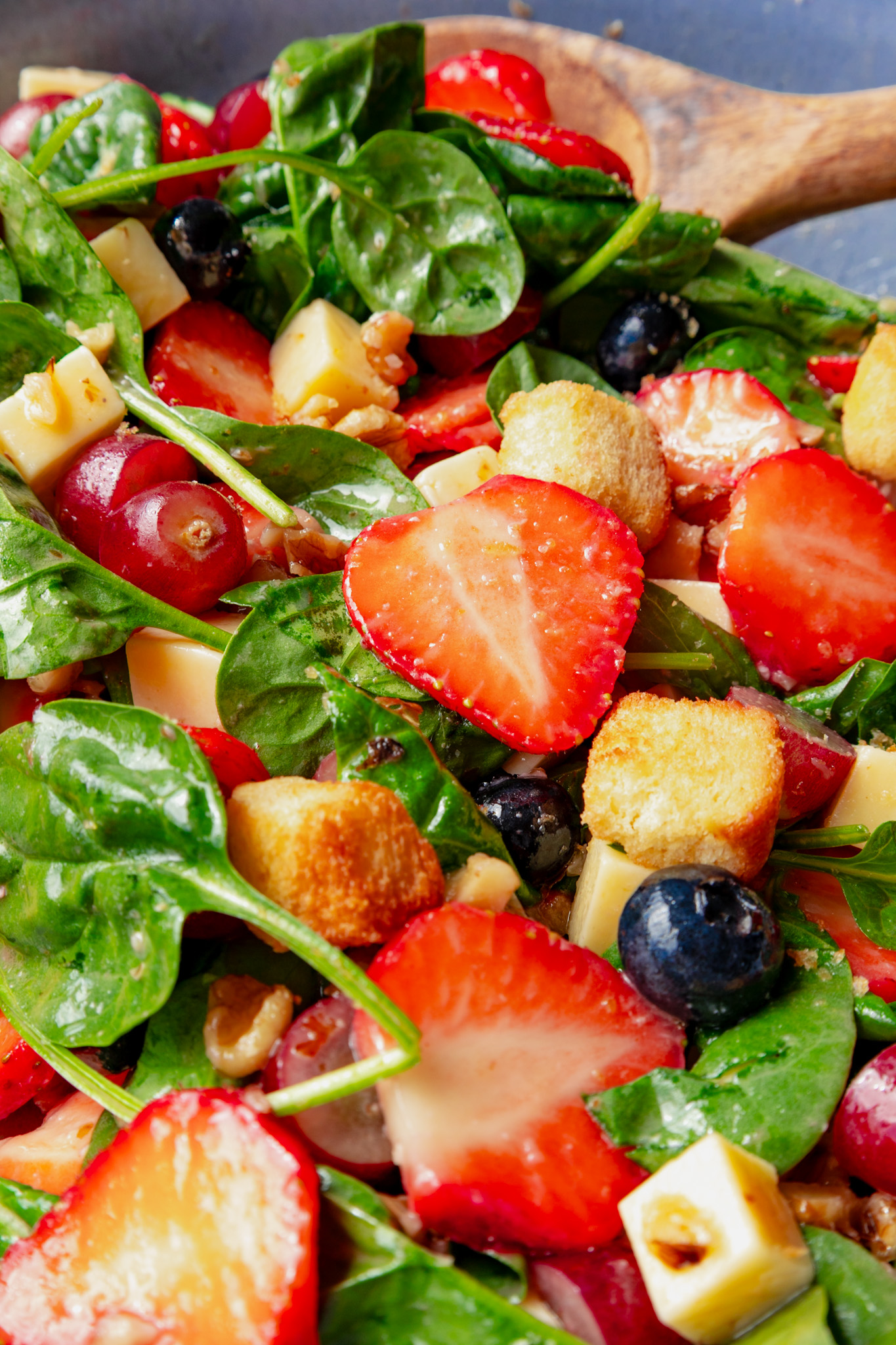 Fruit salad with cheese and spinach